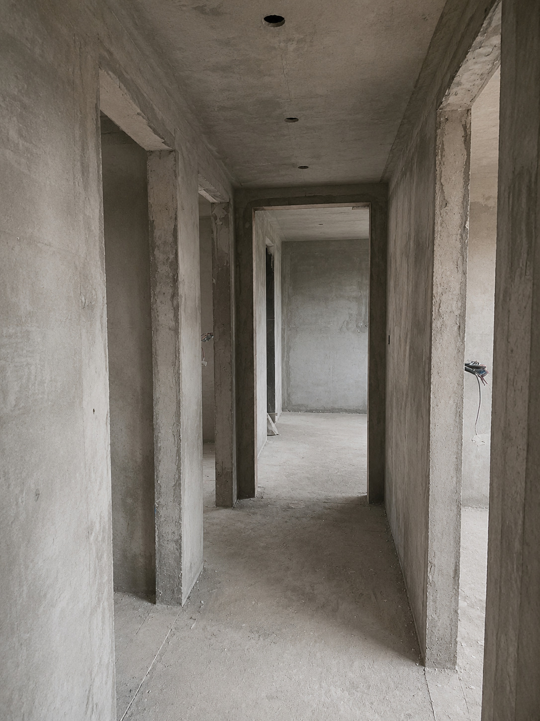 建发方洲缦云装修前实景-毛坯过道